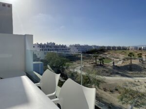 Balkon met uitzicht op golfbaan.