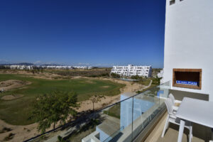 Balkon achterzijde met zicht op golfterrein.
